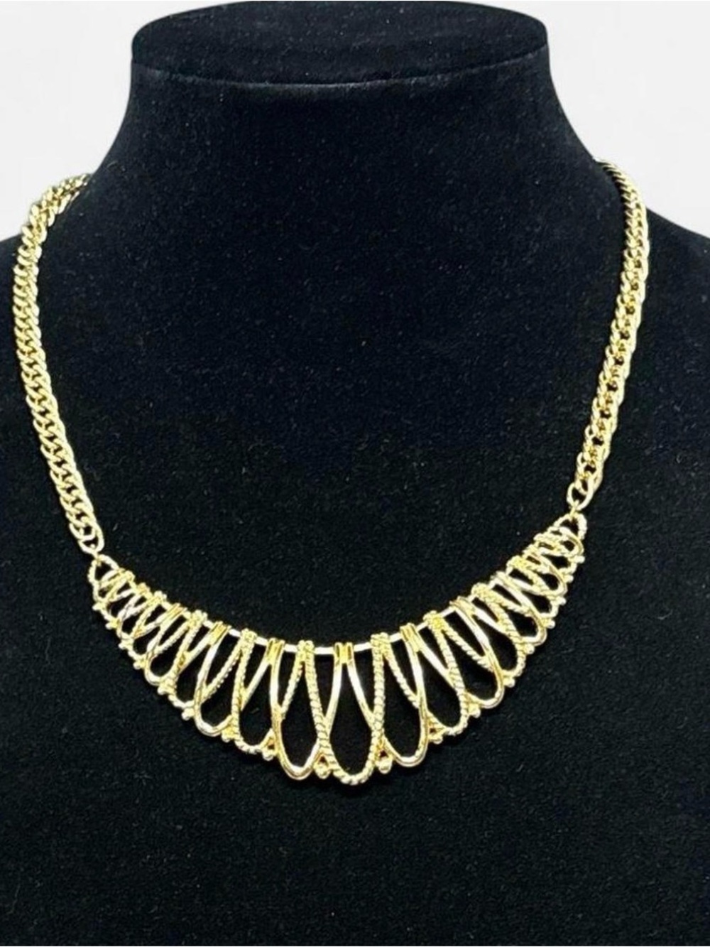 Elegant Gold Lacework Necklace - Women's Fashion Jewelry